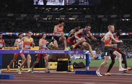 　男子３０００メートル障害決勝に臨む三浦龍司（中央）＝１５日