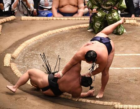 　伯桜鵬（左）を豪快に上手投げで下した豊昇龍（撮影・園田高夫）