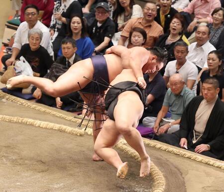 両横綱が３連勝　豊昇龍は立ち合い右に動いて伯桜鵬を上手投げ圧倒、大の里も阿炎を押し倒す　大関琴桜に土