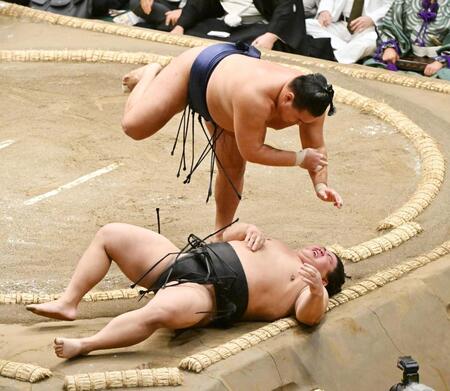 　豊昇龍（上）は上手投げで伯桜鵬を下す