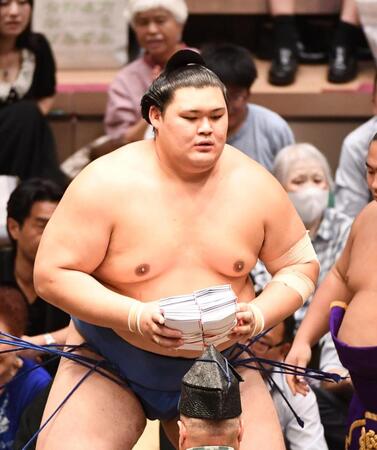 　懸賞金を手にする大の里（撮影・園田高夫）