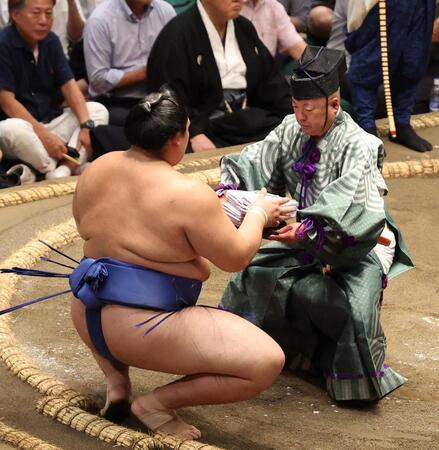 　懸賞を受け取る大の里（撮影・佐々木彰尚）