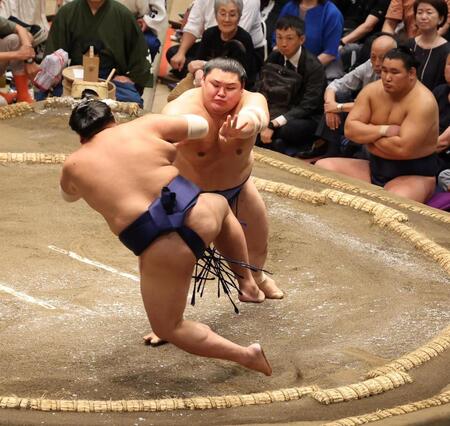 　阿炎（左）を押し倒しで下した大の里（撮影・佐々木彰尚）