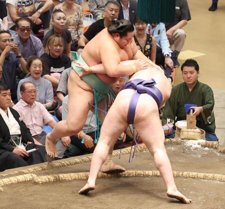 　安青錦（右）に押し出しで敗れた琴桜（撮影・佐々木彰尚）