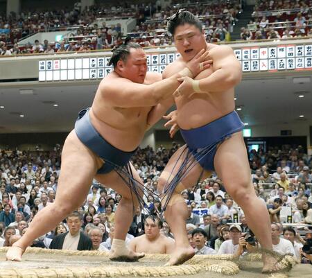 　押し出しで若隆景（右）を破る玉鷲