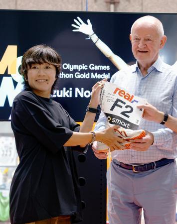 　０５年ベルリン・マラソンのゼッケンなどを寄贈する野口みずきさん（左）＝１６日、東京都庁