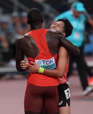 　男子８００メートル予選で敗れた落合晃（奥）は海外の選手と健闘をたたえ合う（撮影・石井剣太郎）