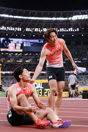 　男子１１０メートル障害準決勝、レースを終えた野本周成（左）と泉谷駿介