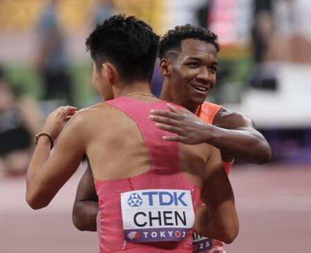 　男子１１０メートル障害準決勝を突破した村竹ラシッドは海外の選手と健闘を称え合う（撮影・石井剣太郎）