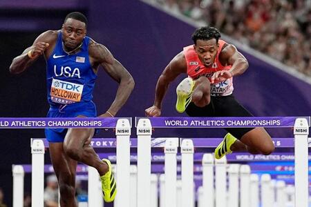 　男子１１０メートル障害準決勝で力走する村竹ラシッド（右）