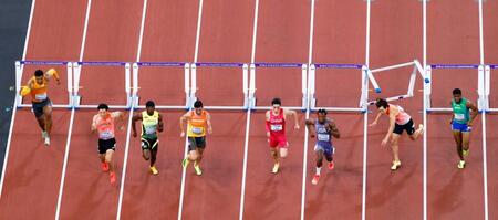 男子１１０メートル障害準決勝　力走する野本周成（左から２人目）。右から２人目は転倒する泉谷駿介＝国立競技場