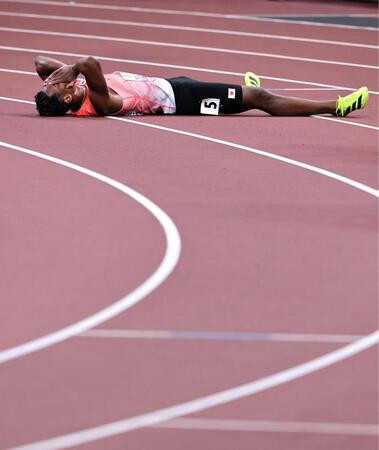 　男子１１０メートル障害決勝を終え倒れ込む村竹ラシッド