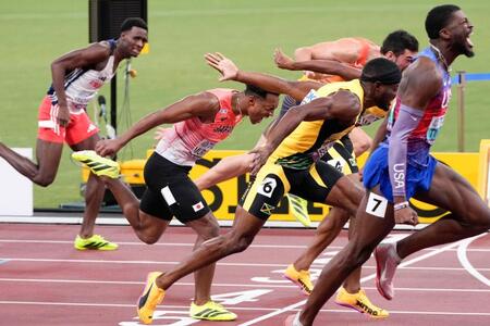 　男子１１０メートル障害決勝でゴールする村竹ラシッド（左から２人目）