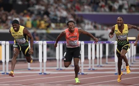 　男子１１０メートル障害決勝でゴールする村竹ラシッド（撮影・石井剣太郎）