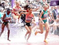 　女子３０００メートル障害予選で、日本記録を更新した斎藤みう（中央）＝撮影・石井剣太郎