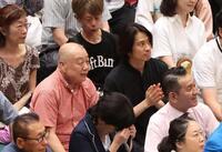 　観戦する三宅健（右）＝１５日