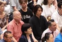 　相撲観戦する三宅健（右）＝１５日