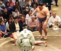 　玉鷲（下）を突き落としで破る大の里＝１５日