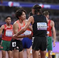 　男子３０００メートル障害決勝で８位入賞の三浦龍司は海外の選手と健闘を称え合う＝１５日