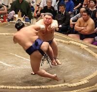 　阿炎（左）を押し倒しで下した大の里（撮影・佐々木彰尚）