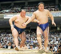 　玉鷲（左）が押し出しで若隆景を破る