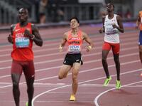　男子８００メートル予選で敗れた落合晃（中央）（撮影・石井剣太郎）