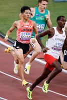 　男子８００メートル予選で力走する落合晃（左）