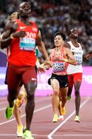 　男子８００メートル予選でゴールに向かって力走する落合晃（右から２人目）
