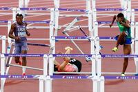 　男子１１０メートル障害準決勝で転倒する泉谷駿介（中央）