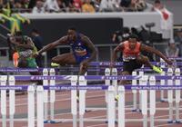 　男子１１０メートル障害準決勝に臨む村竹ラシッド（右）＝撮影・石井剣太郎