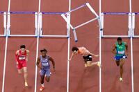 男子１１０メートル障害準決勝　転倒する泉谷駿介（右から２人目）＝国立競技場