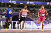 　男子１１０メートル障害準決勝でゴールした村竹ラシッド（中央）