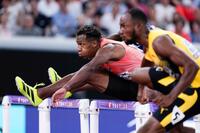 　男子１１０メートル障害準決勝で力走する村竹ラシッド（左）