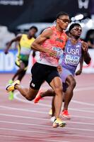 　男子４００メートル準決勝で力走する中島佑気ジョセフ（左）