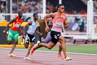 　男子４００メートル準決勝で力走する中島佑気ジョセフ（右）