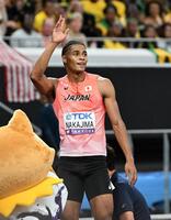 　男子４００メートルで決勝進出を決め、声援に応える中島佑気ジョセフ
