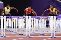 　男子１１０メートル障害決勝で力走する村竹ラシッド（中央）