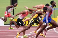 　男子１１０メートル障害決勝でゴールする村竹ラシッド（左から２人目）