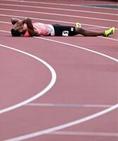 　男子１１０メートル障害決勝を終え倒れ込む村竹ラシッド