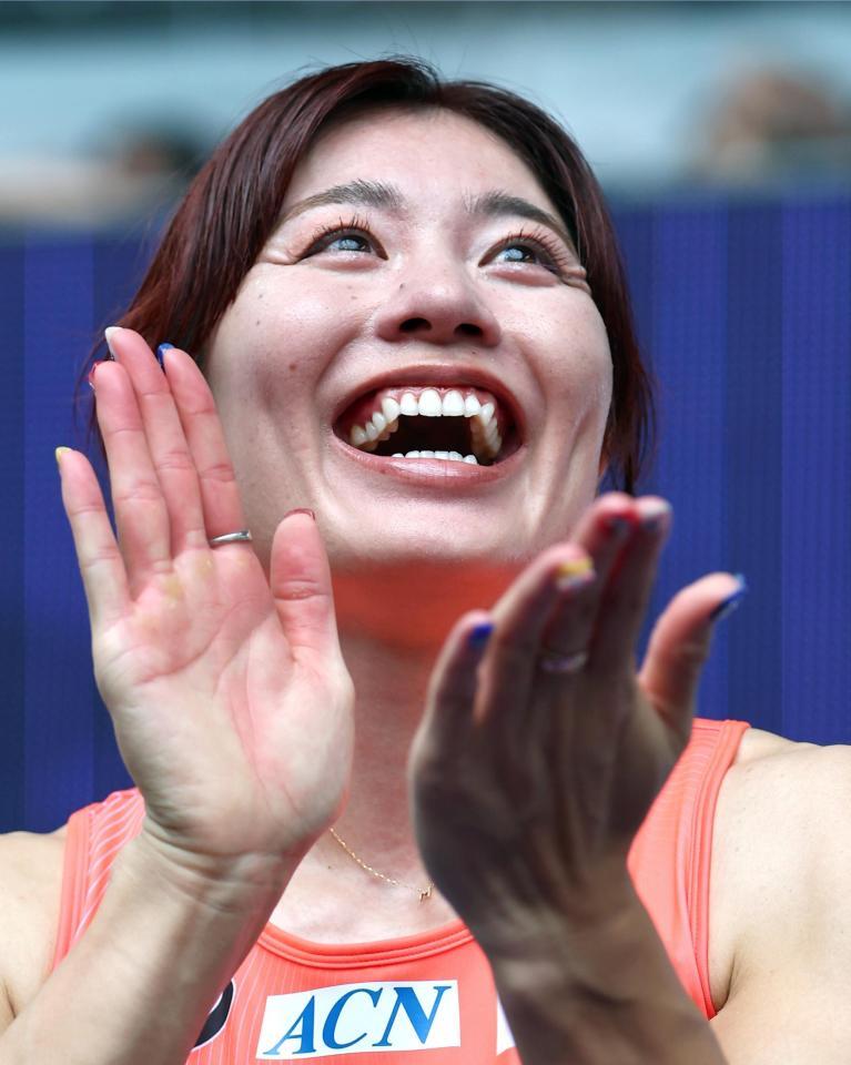 　女子１００メートル障害で予選通過が決まり喜ぶ福部真子