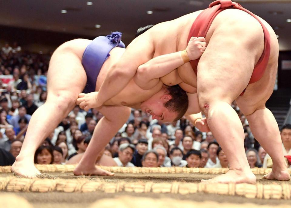 　取り直しの一番で熱海富士（右）の圧力に耐える安青錦（撮影・開出牧）