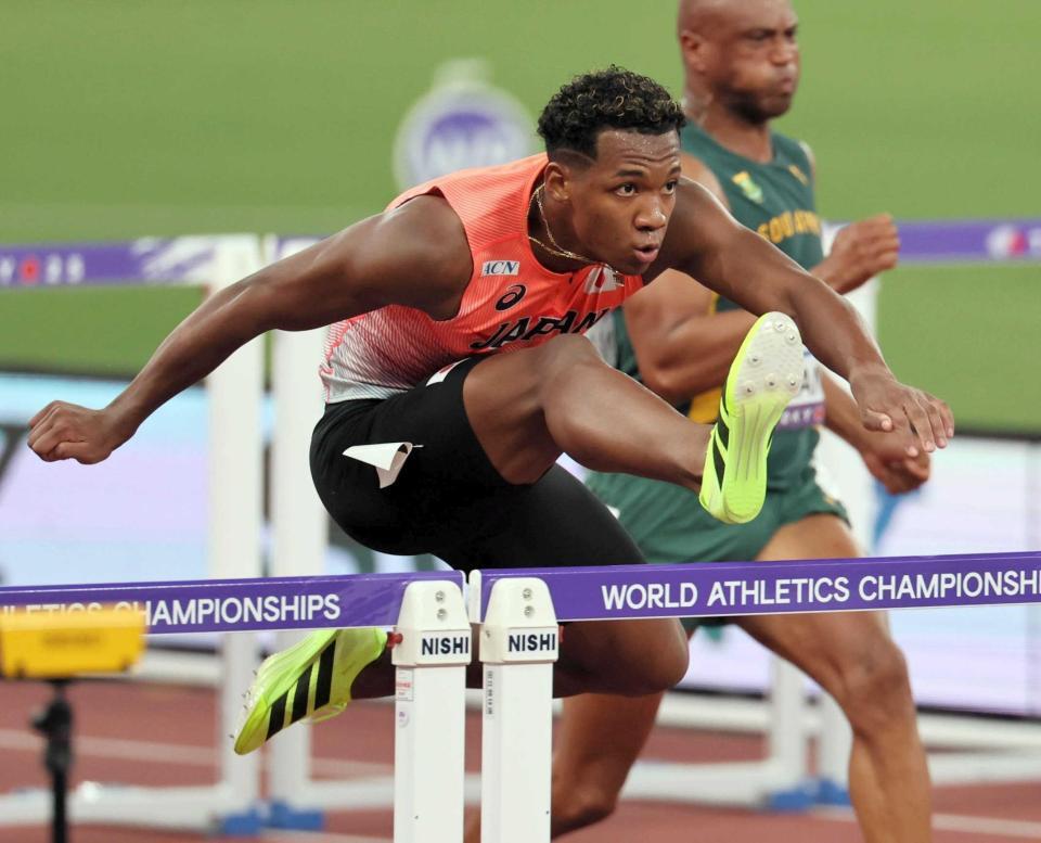 　男子１１０メートル障害予選で力走する村竹ラシッド