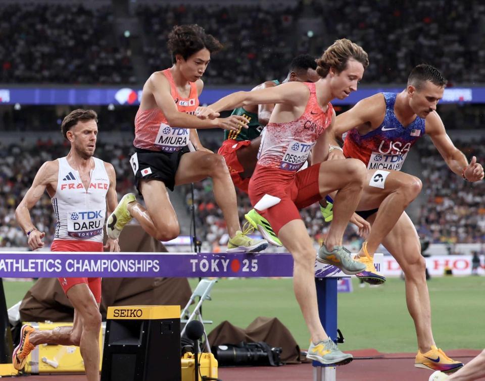 　男子３０００メートル障害決勝で８位入賞した（左から２人目）