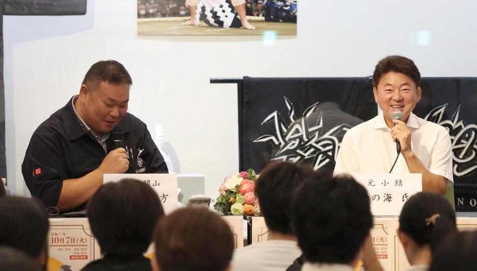 　トークイベントに出席した高崎親方（左）と舞の海秀平氏（撮影・佐々木彰尚）