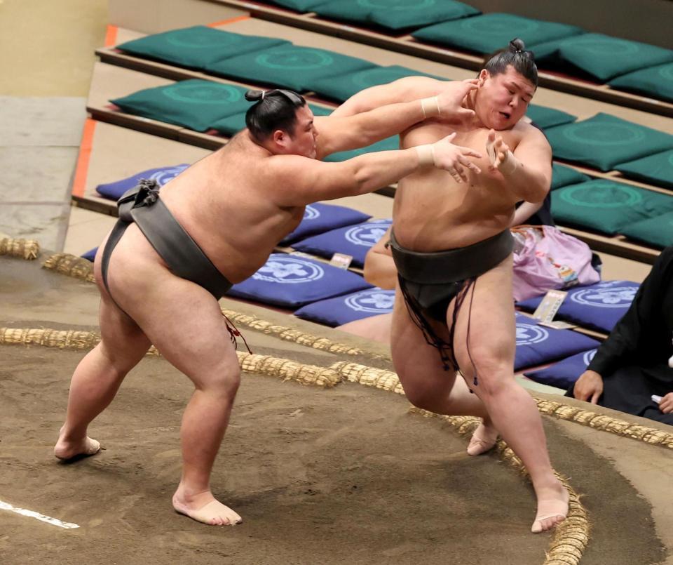 　納谷（右）を突き出しで破る海真（撮影・佐々木彰尚）