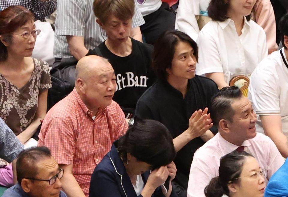 　観戦する三宅健（右）＝１５日