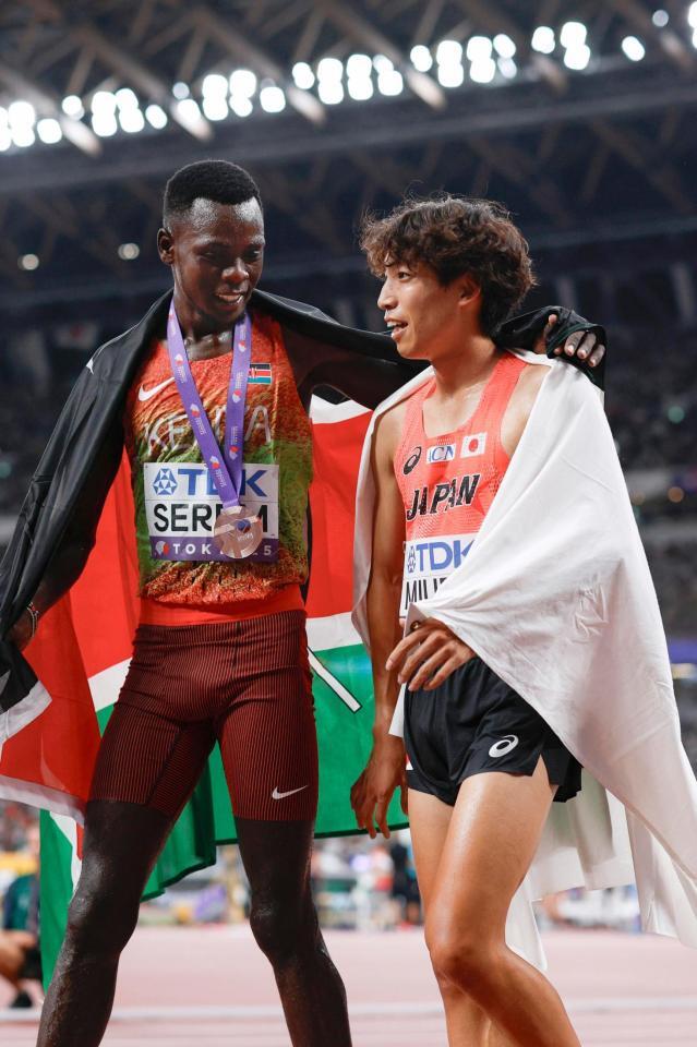 　男子３０００メートル障害決勝ＤＨえレースを終え、健闘をたたえ合う三浦龍司（右）とセレム＝１５日