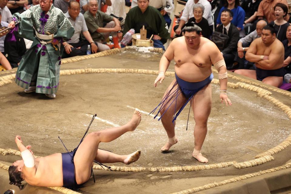 　阿炎（左）を押し倒しで下した大の里（撮影・佐々木彰尚）