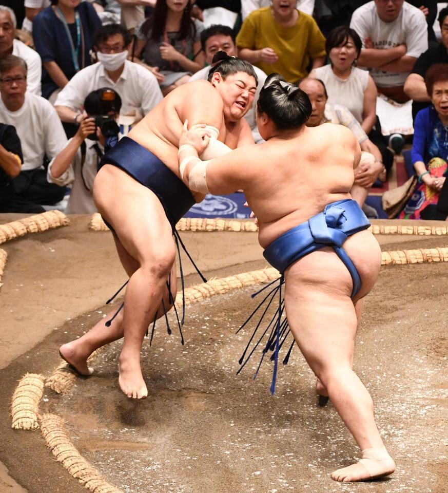 　大の里（右）に押し倒される阿炎（撮影・園田高夫）