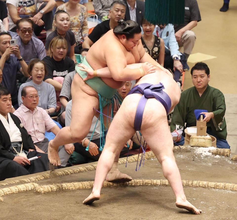 　安青錦（右）に押し出しで敗れた琴桜（撮影・佐々木彰尚）